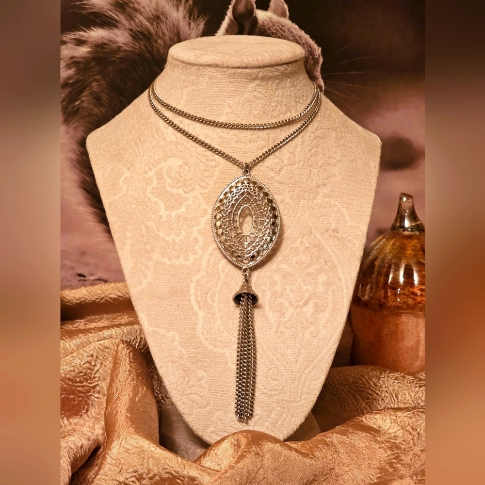 Long Elegant Silver Pendant Tassle Necklace N1P55